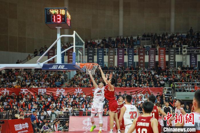 临海小城县级中学男篮首夺全国冠军 创下两年四