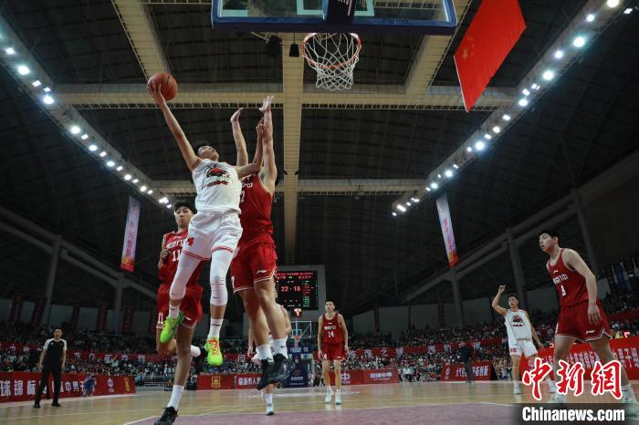 临海小城县级中学男篮首夺全国冠军 创下两年四