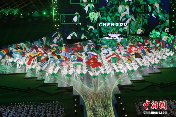 成都大运会闭幕式：珙桐树与大熊猫共绘友谊使