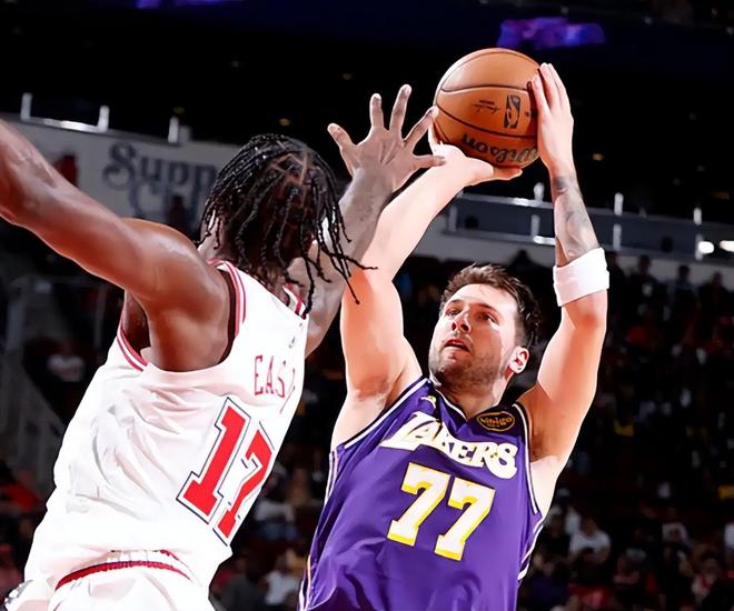 湖人双杀火箭豪取7连胜 东契奇40+詹姆斯30+助球队