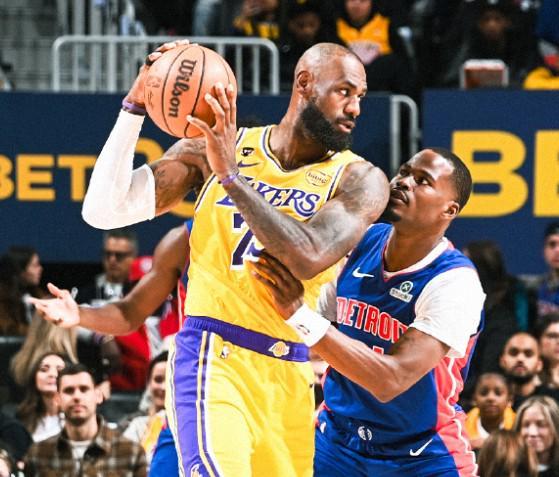 湖人客场不敌活塞终结九连胜 詹姆斯准三双半场