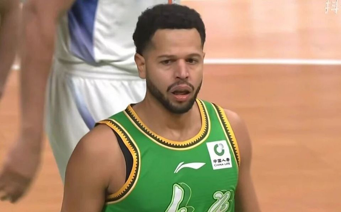 北京男篮伤病潮持续，赵睿伤退辽宁签下新援广