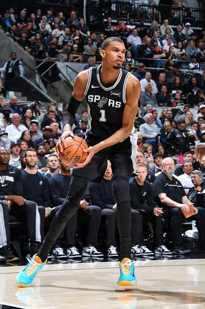 文班亚马两度受伤退赛 马刺主场迎战76人