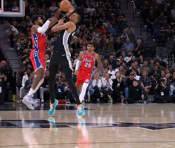 文班亚马两度受伤退赛 马刺主场迎战76人