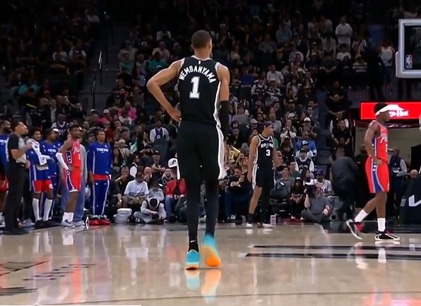 文班亚马两度受伤退赛 马刺主场迎战76人