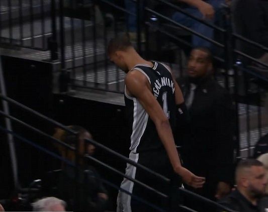 文班亚马两度受伤退赛 马刺主场迎战76人